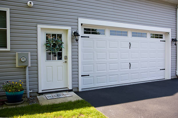 24/7 Emergency Garage Door Panel Replacement experts in Oaklawn-Sunview, KS